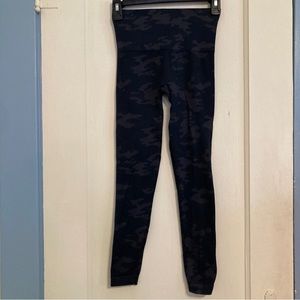 SPANX - XS - CAMO PATTERN LEGGINGS - LIKE NEW